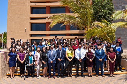 Foto Grupal de la Ceremonia de Fin de Cursos ITSON Guaymas