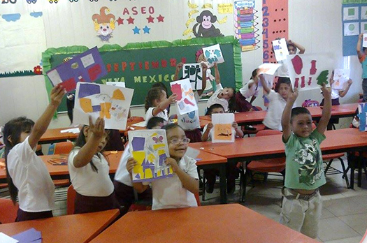 Niños de 7 a 8 años, estudiantes de primaria con mochilas y uniformes  escolares, un niño regala flores a una niña