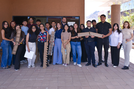 Estudiantes de Arquitectura destacan en 1er Concurso de Vigas de Cartó