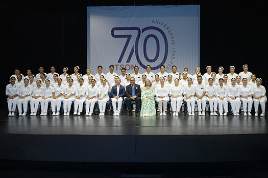 Imposición de cofia e insignia a la primera generación de Enfermería