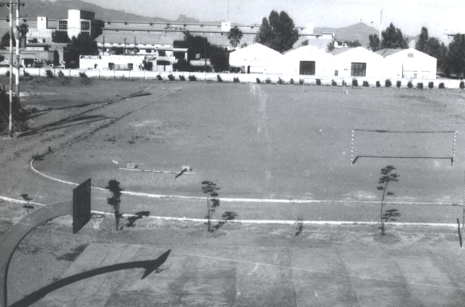 La construcción de una pista de atletismo en el patio central significó un gran avance para el desarrollo del deporte.