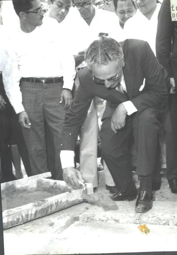 El Lic. Alberto Delgado Pastor, Director del ITSON, colocando la primera piedra de un edificio próximo a construirse.
