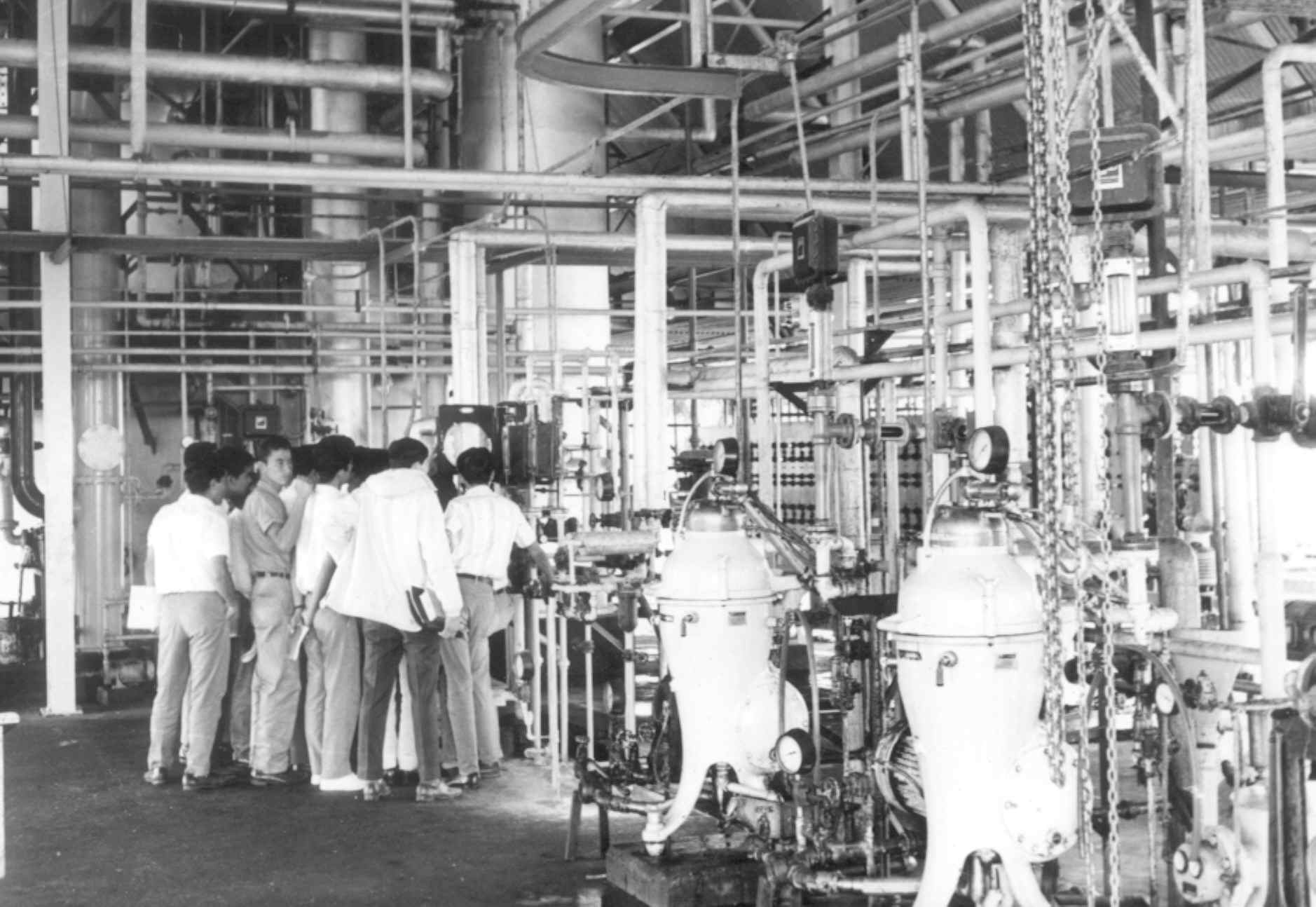 Para enriquecer su formación académica, las visitas a los centros de producción industrial y agrícola eran ya una costumbre para los estudiantes en la década de los sesenta.