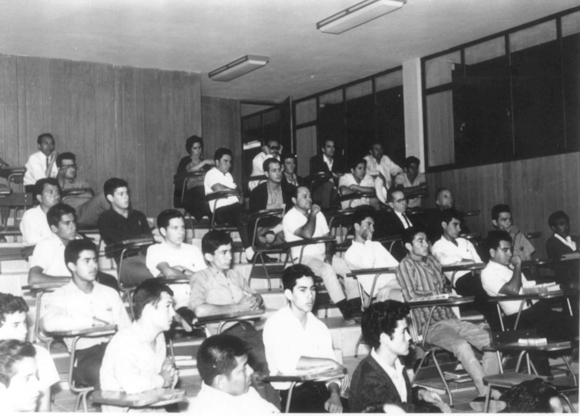 Así lucía el Aula Magna en sus inicios. Reuniones, exposiciones y pequeñas conferencias se llevaban a cabo.