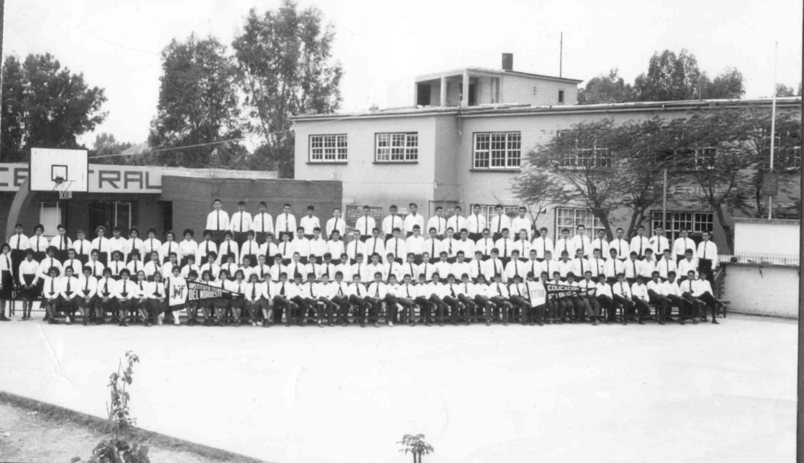 Primeras generaciones de estudiantes del ITNO, posando en los patios del Instituto.