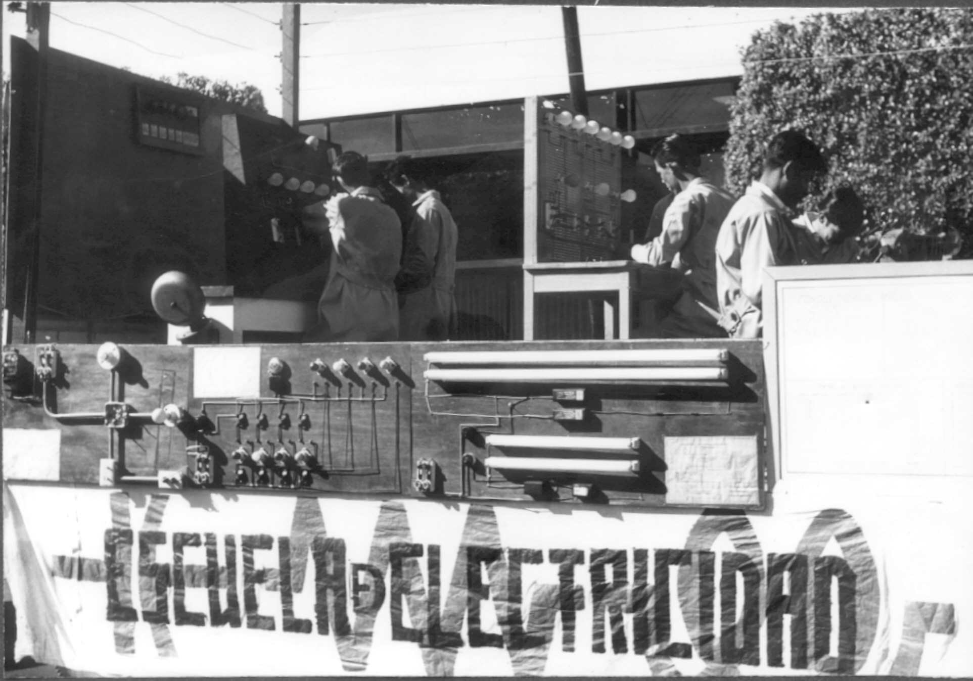 Los desfiles eran una forma de promover y dar a conocer el quehacer del Instituto. Aquí la escuela de electricidad en una práctica.