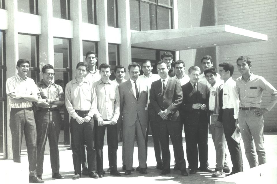 Alumnos y profesores posando fuera del edificio de talleres, el entonces Director, Marco Antonio Salazar los acompaña.