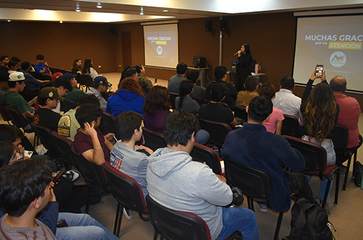 Alumna imparte taller de educación financiera con Fundación BBVA